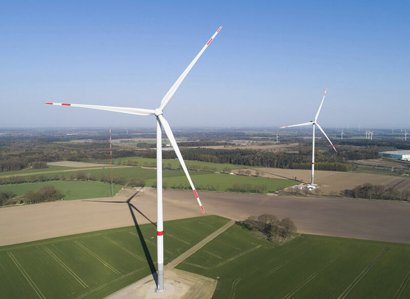 Drohnenaufnahme von WIndrädern